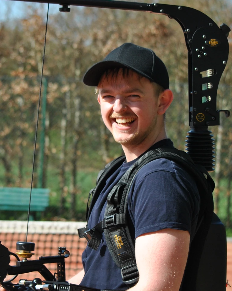 Dan on an Easyrig with an FX6, filming on a clay tennis court